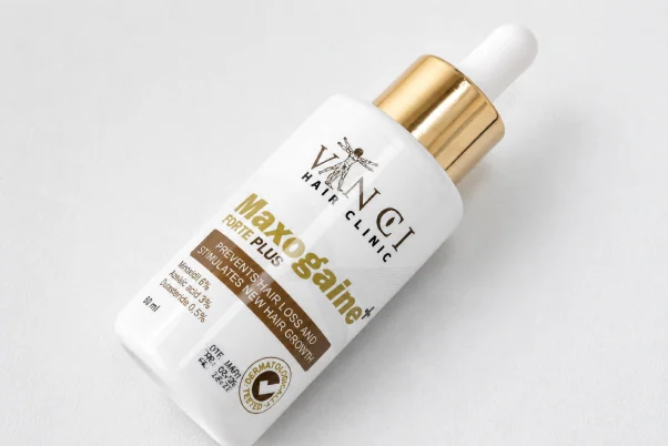 Frasco conta-gotas do tônico capilar Maxogaine Forte Plus, da Vinci Hair Clinic